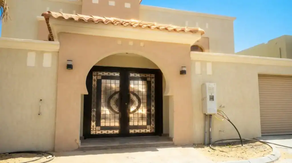 باب حديد خارجي معرض لأشعة الشمس الشديدة في السعودية