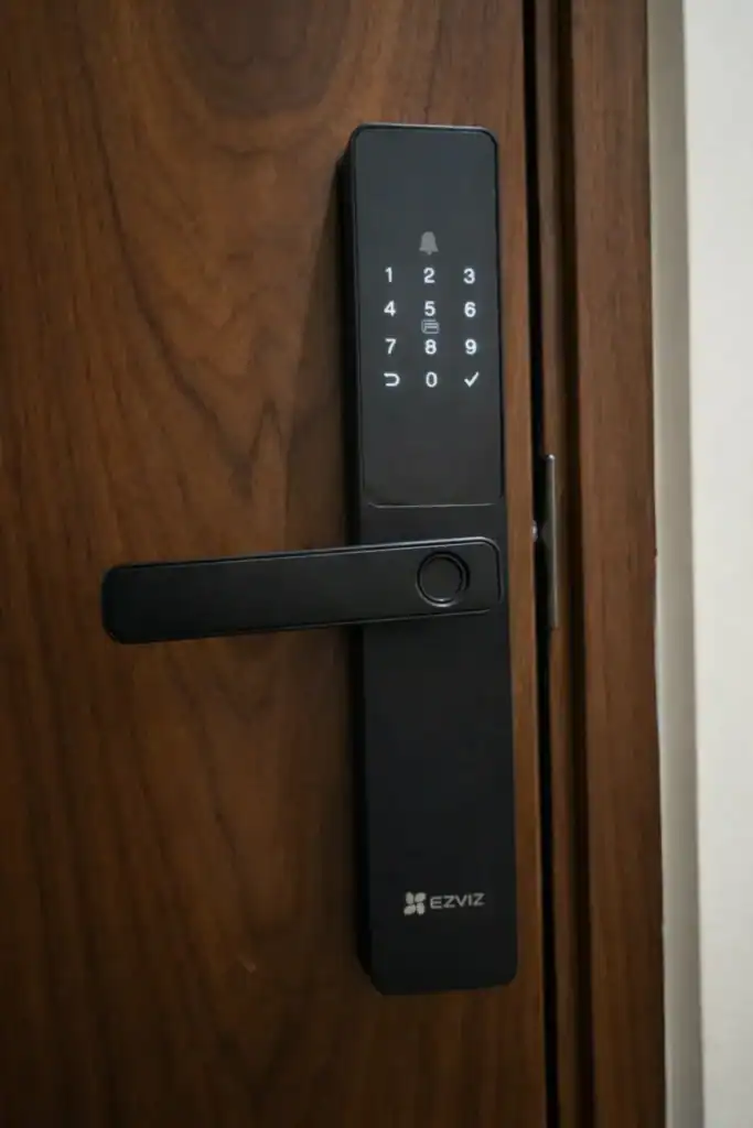 قفل ذكي EZVIZ Y2000 — تجربة فعلية في بيت سعودي