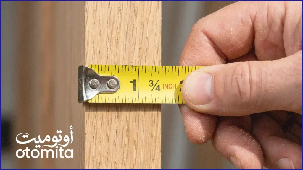 قياس سمك الباب بشريط قياس قبل تركيب قفل ذكي