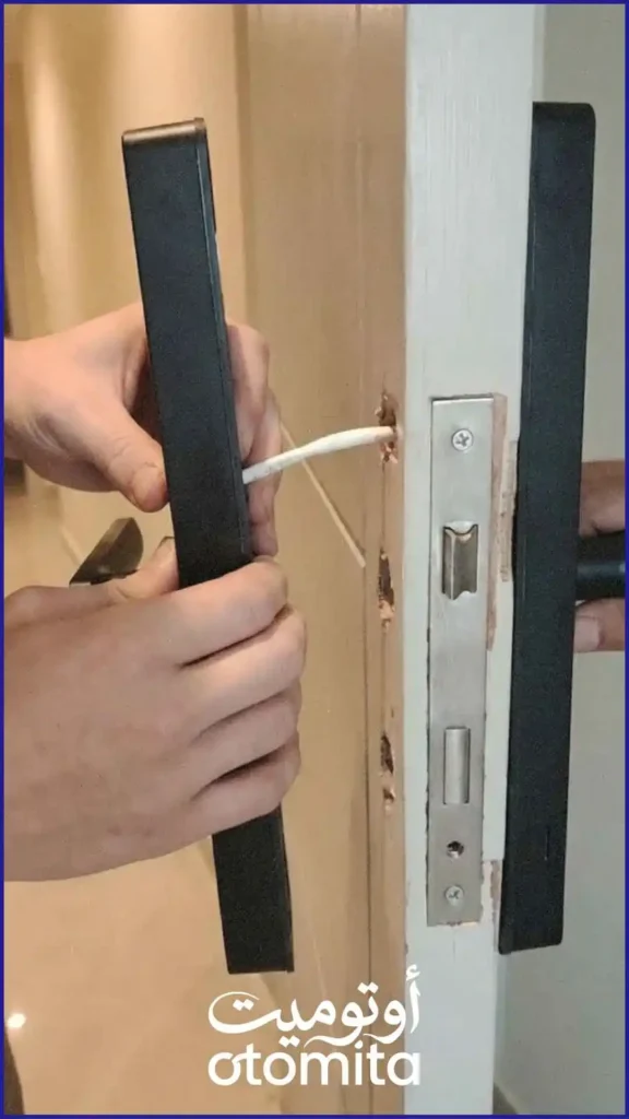 اللوحة الخارجية والداخلية لقفل ذكي مع كابل التوصيل أثناء التركيب